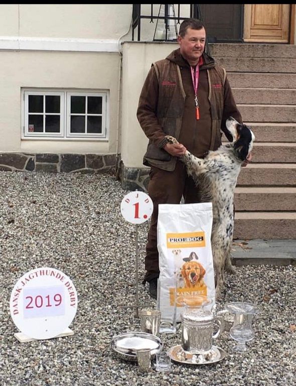 Der skal lyde et Stort Tillykke til Jan Nielsen for en flot præstation Nordvestjydens Nia v/ Jan Nielsen. 
Vinder af Dansk Jagthunde Derby 2019. 

Hilsen Kennel Nordvestjydens. 
